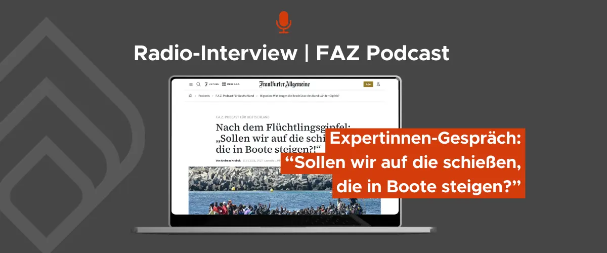 Grafik eines Radio-Interviews aus dem FAZ Podcast. Ein Laptop zeigt einen Artikel der Frankfurter Allgemeinen Zeitung mit der Überschrift „Nach dem Flüchtlingsgipfel: ‚Sollen wir auf die schießen, die in Boote steigen?‘“ über einem Foto von Migranten auf einem Boot.
